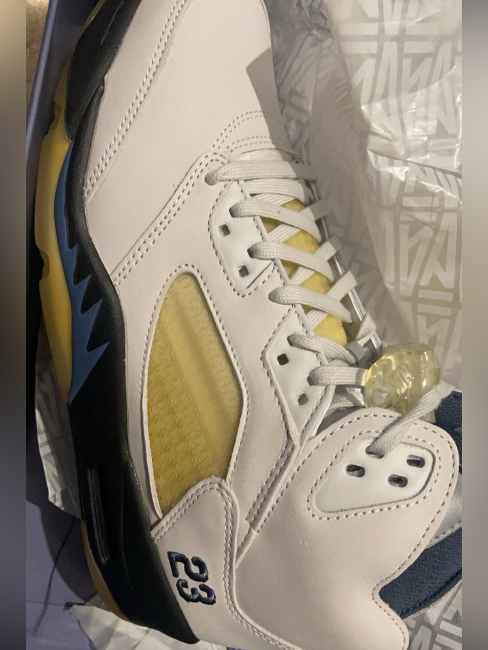 Jordan 5 Retro
A Ma Maniére Dawn